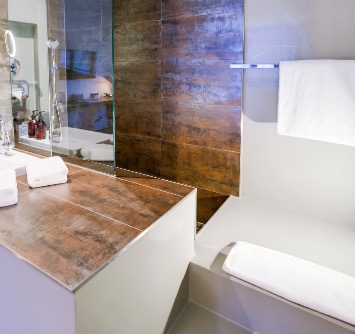 Open rain shower with natural-stone panelling