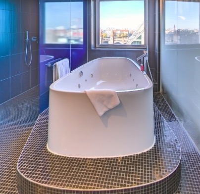 Freestanding bathtub with a view over Berlin