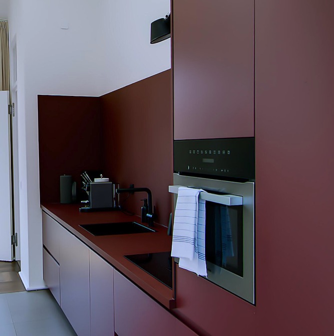 Fitted kitchen with oxblood-red fronts